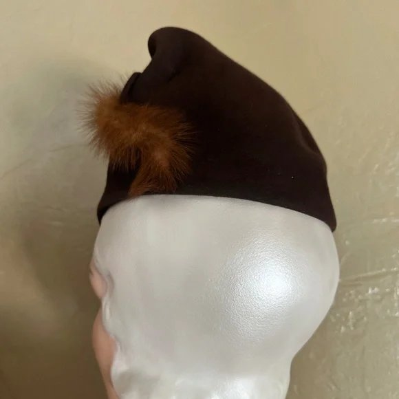 GLAMOROUS 1930s' BROWN HAT FOLDED & RUCHED AT TOP PLUS MINK TRIM